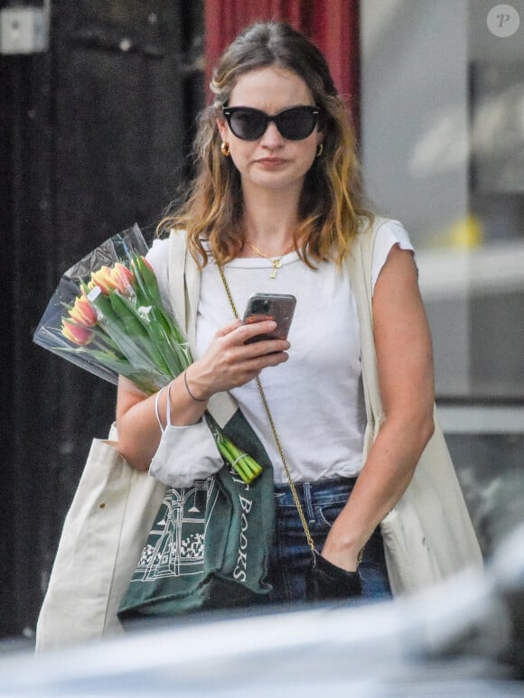 Exclusif - Lily James fait une sortie shopping dans le nord de Londres et achète des fleurs le 27 mai 2020.