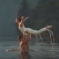 La scène du porté dans le lac du film Dirty Dancing.