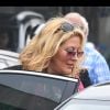 Exclusif - Loana Petrucciani quitte l'aérogare d'Orly Ouest puis monte dans un taxi, il y a deux ans.