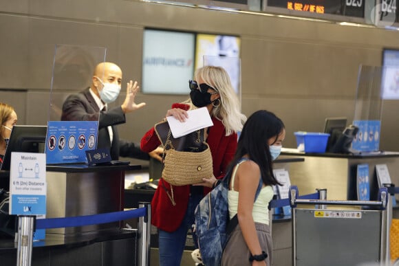 Exclusif - Laeticia Hallyday et ses filles Jade et Joy ont quitté la villa de Los Angeles pour se rendre à l'aéroport LAX de Los Angeles et prendre un vol à destination de Paris, le 11 octobre 2020.