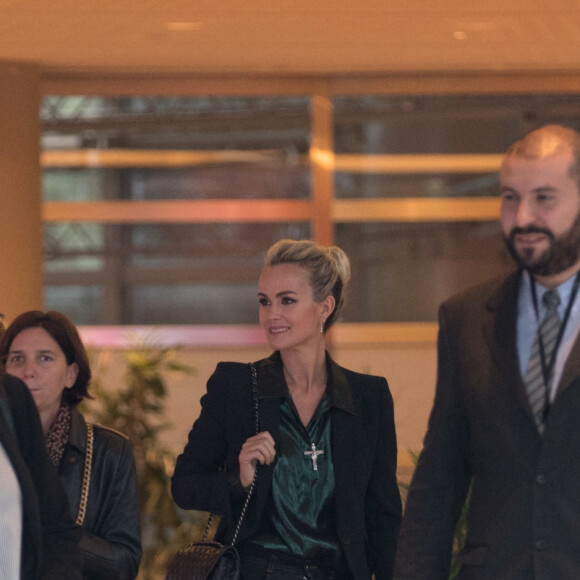 Laeticia Hallyday sort des locaux de la chaine TF1 à Boulogne Billancourt le 19 octobre 2018. Elle a enregistré une prestation télévisée qui sera diffusée en exclusivité le soir même pendant le journal de 20h.  