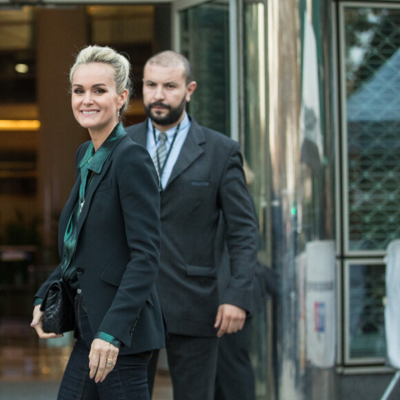 Laeticia Hallyday sort des locaux de la chaine TF1 à Boulogne Billancourt le 19 octobre 2018. Elle a enregistré une prestation télévisée qui sera diffusée en exclusivité le soir même pendant le journal de 20h.  