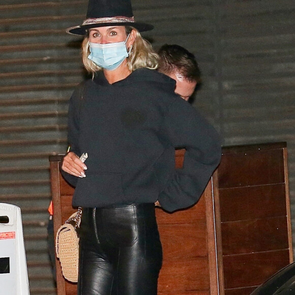 Exclusif - Laeticia Hallyday, super lookée, quitte le restaurant Nobu de Malibu après un dîner le 17 septembre 2020.