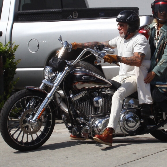 Exclusif - Laeticia Hallyday fait une grande virée sur les Harley-Davidson de Johnny avec Pierre Billon, Philippe Fatien et Fabrice Le Ruyet (mari d'Anne Marcassus) à Los Angeles le 28 septembre 2018.
