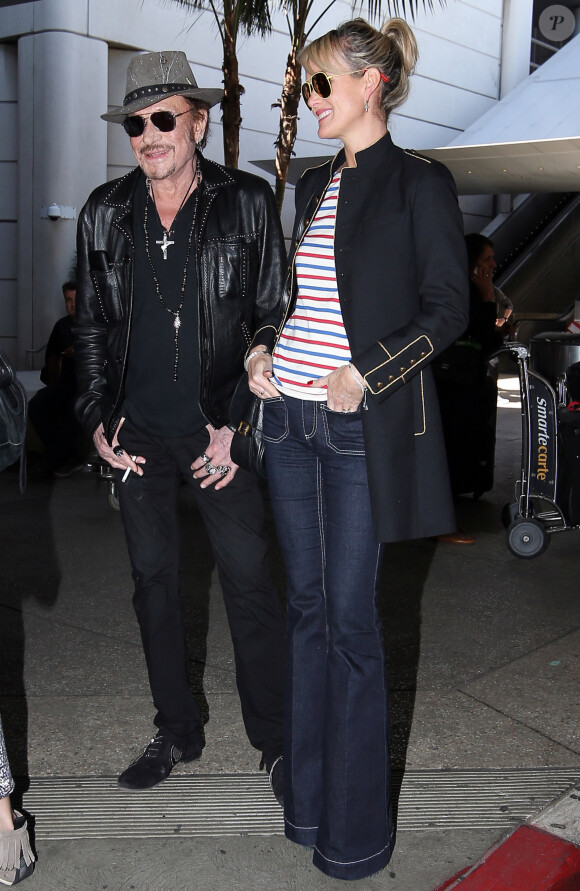 Après son 75ème concert, Johnny Hallyday arrive en famille avec sa femme Laeticia et ses filles Jade et Joy à l'aéroport de Los Angeles en provenance de Paris le 29 mars 2016. Elyette, la grand-mère de Laeticia Hallyday accompagne toute la famille.
