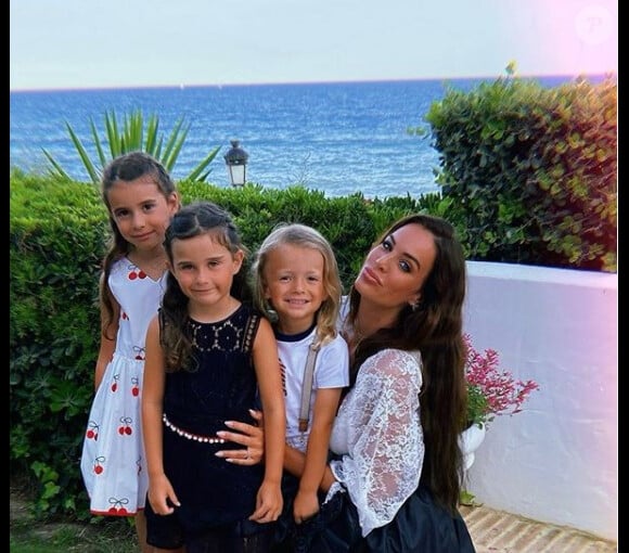 Jade Lagardère et ses trois enfants sur Instagram. Le 28 août 2020.
