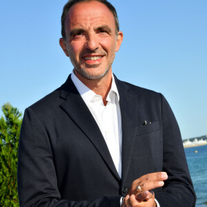 Inauguration de l'exposition des photographies de Nikos Aliagas "Thalassa, peuples de la mer" sur la croisette à Cannes le 25 juin 2020. © Bruno Bebert / Bestimage