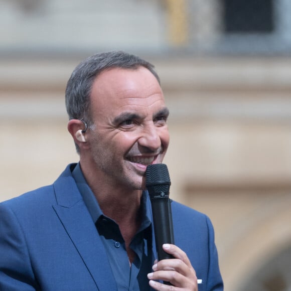 Nikos Aliagas - Enregistrement de l'émission "La chanson de l'année" dans les jardins du Palais Royal à Paris, qui sera diffusée le 12 juin sur TF1. Le 11 juin 2020 © Cyril Moreau / Bestimage