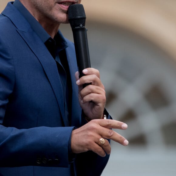 Nikos Aliagas - Enregistrement de l'émission "La chanson de l'année" dans les jardins du Palais Royal à Paris, qui sera diffusée le 12 juin sur TF1. Le 11 juin 2020 © Cyril Moreau / Bestimage