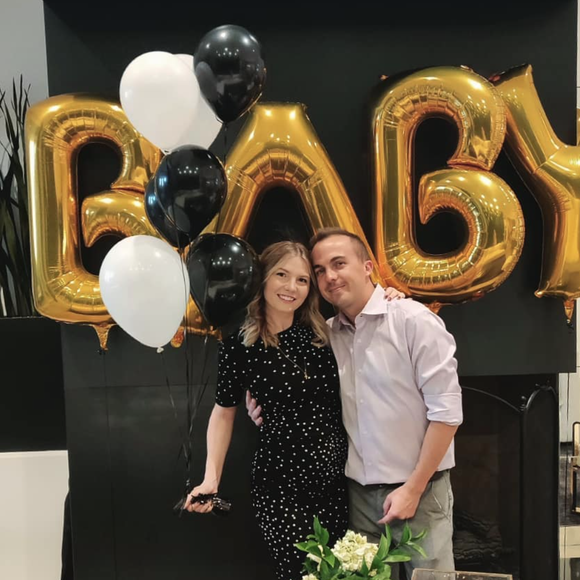 Frankie Muniz et son épouse Paige Muniz, enceinte, ont révélé le sexe de leur bébé. Octobre 2020.