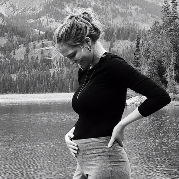 Paige Muniz, l'épouse de Frankie Muniz, enceinte de son premier enfant. Octobre 2020.