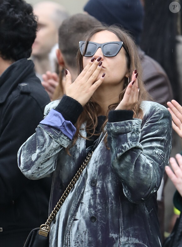 Izïa Higelin lors des obsèques de Jacques Higelin au cimetière du Père Lachaise à Paris le 12 avril 2018.
