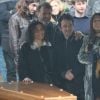 Eric Serra, Aziza Zakine , sa fille Izïa Higelin lors des obsèques de Jacques Higelin au cimetière du Père Lachaise à Paris le 12 avril 2018.