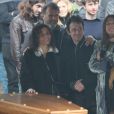 Eric Serra, Aziza Zakine , sa fille Izïa Higelin lors des obsèques de Jacques Higelin au cimetière du Père Lachaise à Paris le 12 avril 2018.