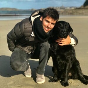 Karine Ferri a publié une photo de Yoann Gourcuff avec leur labrador à l'occasion de la Journée mondiale des animaux le 4 octobre 2020.