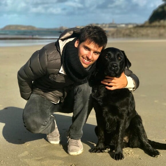 Karine Ferri a publié une photo de Yoann Gourcuff avec leur labrador à l'occasion de la Journée mondiale des animaux le 4 octobre 2020.