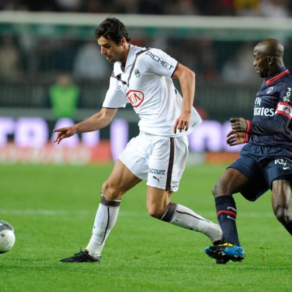 Yoann Gourcuff (Bordeaux) et Claude Makelele (PSG), au Parc des Princes, lors du match PSG-Bordeaux, le samedi 10 avril.