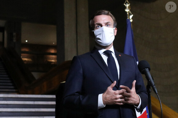 Le président de la république, Emmanuel Macron accompagné de Gérald Darmanin, ministre de l'Intérieur, lors d'un micro tendu à la presse à la préfecture de Bobigny après assister après une visite à la cellule de lutte contre l'islamisme et le repli communautaire (CLIR), le 20 octobbre 2020. © Stéphane Lemouton / Bestimage