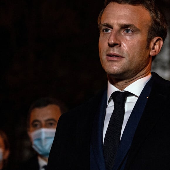 Le président français Emmanuel Macron s'exprime le 16 octobre 2020, devant le collège du Bois d'Aulne à Conflans Saint-Honorine. © Abdulmonam Eassa / Pool / Bestimage