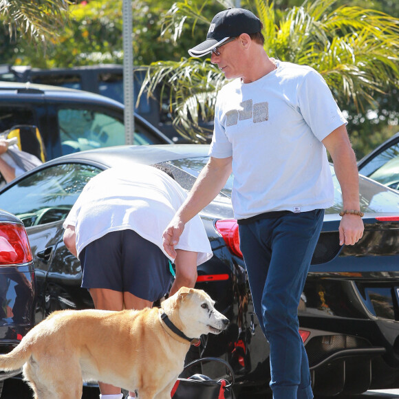 Jean-Claude Van Damme et son labrador à Los Angeles en 2015.