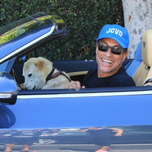 Jean-Claude Van Damme et son labrador à Los Angeles.