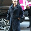 Matthew McConaughey porte un long manteau "Teddy Bear" bleu marine à son arrivée à son hôtel à New York, le 10 janvier 2020.