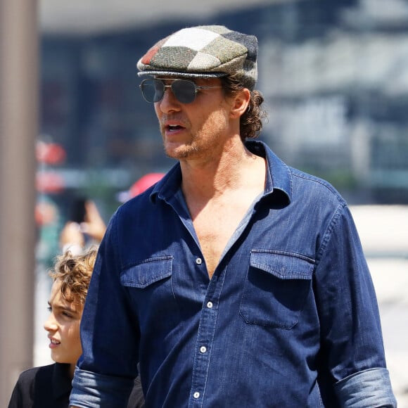 Exclusif - Matthew McConaughey et son fils Levi, 11 ans, se promènent à Sydney, le 19 novembre 2019. L'acteur et son fils ont été aperçus devant l'Opéra ainsi que dans la boutique "Ugg" d'où ils sont ressortis chacun avec un sac de la marque. Ils sont ensuite allés déjeuner au restaurant "Bennelong".