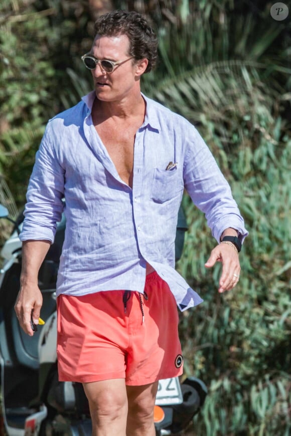 Exclusif - Matthew McConaughey est en vacances sur l'île d'Antiparos, entouré de sa famille et ses amis. Ils passent la journée à la plage avec sa femme Camilla Alves et leurs enfants Levi , Vida, Livingstone ainsi que le fils de T.Hanks, Chet Hanks. Antiparos, le 27 juin 2019.