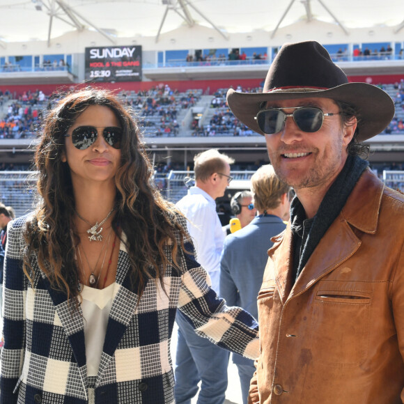 Matthew McConaughey et sa femme Camila Alves - People dans les paddocks du Grand Prix des États-Unis à Austin le 3 novembre 2019.