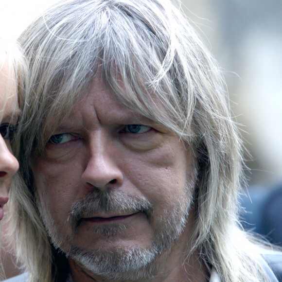 Le chanteur Renaud (Renaud Séchan) et sa compagne Romane Serda lors du coup d'envoi de la 23ème Fête de la musique dans les jardins de la direction de la musique du ministère de la Culture à Paris, France, le 21 juin 2004.