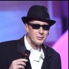 Alain Bashung reçoit une Victoire de la musique. 
