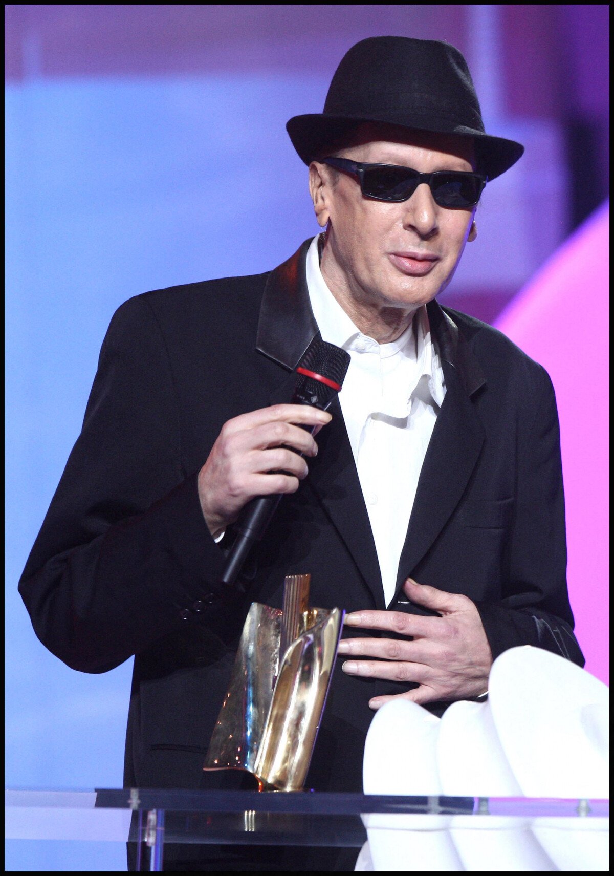Vidéo Alain Bashung reçoit une Victoire de la musique. Purepeople