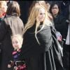Chloé Mons, veuve d'Alain Bashung, et leur fille Poppée lors des obsèques du chanteur à Paris le 20 mars 2009.