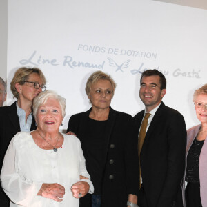 Marie-Claude Lebret, Dominique Besnehard, Claude Chirac, Line Renaud, Muriel Robin, Guillaume Canaud, Françoise Barré-Sinoussi et Brigitte Macron - 1ère édition de la remise du prix "Line Renaud - Loulou Gasté", pour la recherche médicale, à la Maison de la Recherche à Paris. Le 25 octobre 2019 © Coadic Guirec / Bestimage