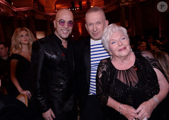 Pascal Obispo, sa femme Julie Hantson, Jean-Paul Gaultier et Line Renaud lors de la soirée de gala de la 18ème édition du "Dîner de la mode du Sidaction" au Pavillon Cambon Capucines - Potel et Chabot à Paris, France, le 23 janvier 2020. © Rachid Bellak/Bestimage