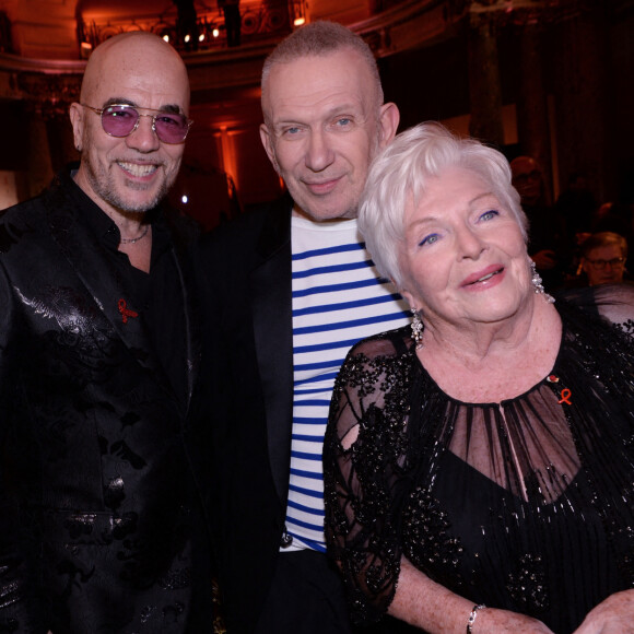 Pascal Obispo, sa femme Julie Hantson, Jean-Paul Gaultier et Line Renaud lors de la soirée de gala de la 18ème édition du "Dîner de la mode du Sidaction" au Pavillon Cambon Capucines - Potel et Chabot à Paris, France, le 23 janvier 2020. © Rachid Bellak/Bestimage