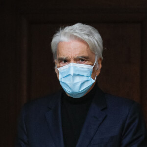 Exclusif - Bernard Tapie, très affaibli a tenu à assister aux obsèques - Sorties des obsèques du chef Gérard Idoux (restaurateur à la tête du Récamier) en l'église de Saint-Germain-des-Prés à Paris, le 08 octobre 2020. Le monde politique et artistique étaient réunis ce matin. Ce fut une cérémonie pleine de tendresse comme Gérard Idoux aurait voulu que ce soit. Il sera inhumé demain dans sa ville natale de Nevers. © Christophe Clovis / Bestimage 