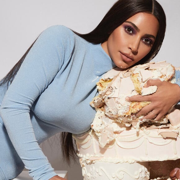 Kim Kardashian pose pour Opalescent, sa nouvelle gamme de cosmétiques KKK Beauty pour son 40e anniversaire 