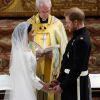 Le prince Harry et Meghan Markle (en robe de mariée Givenchy), duc et duchesse de Sussex, en la chapelle St. George au château de Windsor après leur mariage le 19 mai 2018.