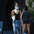 Exclusif - Eiza Gonzalez, dissimulée derrière son masque de protection contre le coronavirus (Covid-19), va chercher un café frappé au café "Alfred" à Los Angeles, le 20 août 2020.