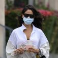 Exclusif - Eiza Gonzalez, avec un masque de protection contre le coronavirus (Covid-19), va déjeuner avec des amis à Los Angeles, après avoir payé l'horodateur. Le 17 juin 2020.