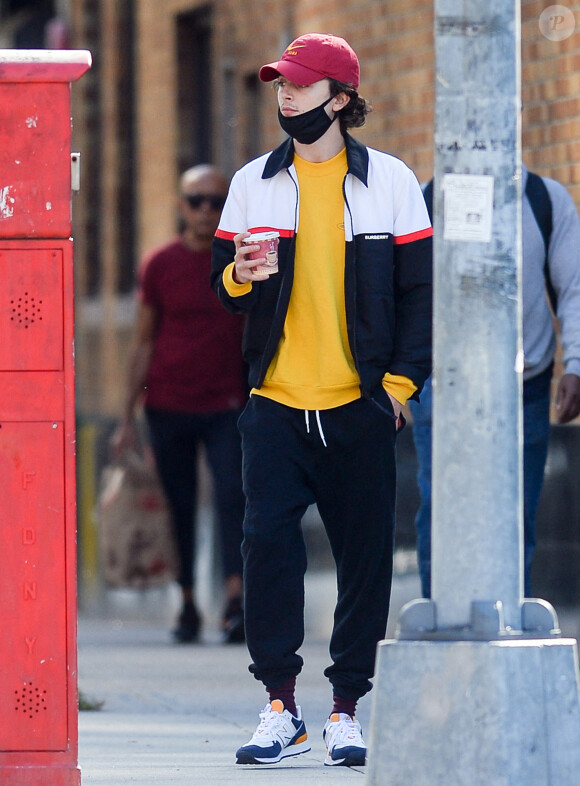 Exclusif - Timothee Chalamet se balade un café à la main dans le quartier de Manhattan à New York pendant l'épidémie de coronavirus (Covid-19), le 22 octobre 2020.