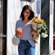 Exclusif - Eiza González achète des fleurs au Farmers Market à Los Angeles, le 8 mars 2020.