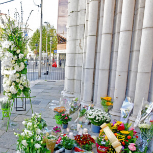 Christian Estrosi, le maire de Nice, et sa femme Laura Tenoudji Estrosi sont venus se recueillir sur le parvis de la Basilique Notre Dame de l'Assomption, le 30 octobre 2020, le lendemain de l'attentat qui a coûté la vie à 3 personnes. © Bruno Bebert / Bestimage