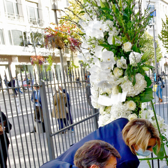 Christian Estrosi, le maire de Nice, et sa femme Laura Tenoudji Estrosi sont venus se recueillir sur le parvis de la Basilique Notre Dame de l'Assomption, le 30 octobre 2020, le lendemain de l'attentat qui a coûté la vie à 3 personnes. © Bruno Bebert / Bestimage