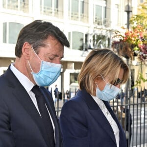 Christian Estrosi, le maire de Nice, et sa femme Laura Tenoudji Estrosi sont venus se recueillir sur le parvis de la Basilique Notre Dame de l'Assomption, le 30 octobre 2020, le lendemain de l'attentat qui a coûté la vie à 3 personnes. © Bruno Bebert / Bestimage