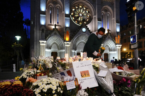 De nombreux citoyens, fidèles, habitants de la ville, sont venus se recueillir et déposer gerbes de fleurs et bougies pour rendre hommage aux trois victimes, assassinées lors de l'attentat en la basilique Notre-Dame de l'Assomption à Nice. Le 30 octobre 2020 © Norbert Scanella / Panoramic / Bestimage 