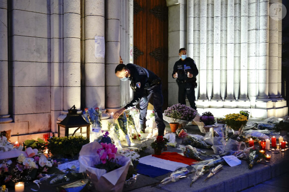 De nombreux citoyens, fidèles, habitants de la ville, sont venus se recueillir et déposer gerbes de fleurs et bougies pour rendre hommage aux trois victimes, assassinées lors de l'attentat en la basilique Notre-Dame de l'Assomption à Nice. Le 30 octobre 2020 © Norbert Scanella / Panoramic / Bestimage 