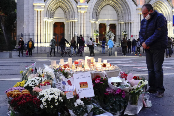De nombreux citoyens, fidèles, habitants de la ville, sont venus se recueillir et déposer gerbes de fleurs et bougies pour rendre hommage aux trois victimes, assassinées lors de l'attentat en la basilique Notre-Dame de l'Assomption à Nice. Le 30 octobre 2020 © Norbert Scanella / Panoramic / Bestimage 