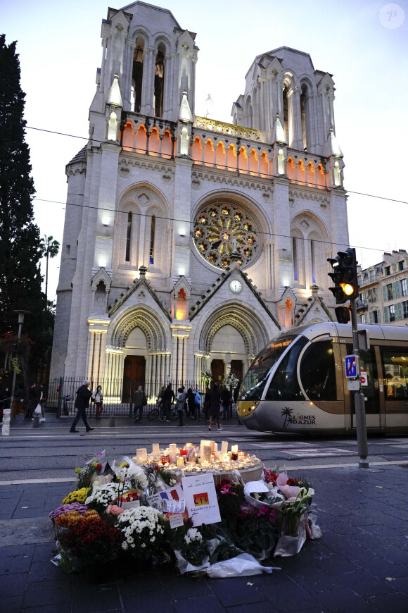 De nombreux citoyens, fidèles, habitants de la ville, sont venus se recueillir et déposer gerbes de fleurs et bougies pour rendre hommage aux trois victimes, assassinées lors de l'attentat en la basilique Notre-Dame de l'Assomption à Nice. Le 30 octobre 2020 © Norbert Scanella / Panoramic / Bestimage 